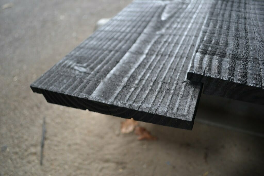 Houthandel Bos - Douglas FB 28x180mm IJsselrabat zichtzijde 2x zwart gespoten dichtbij