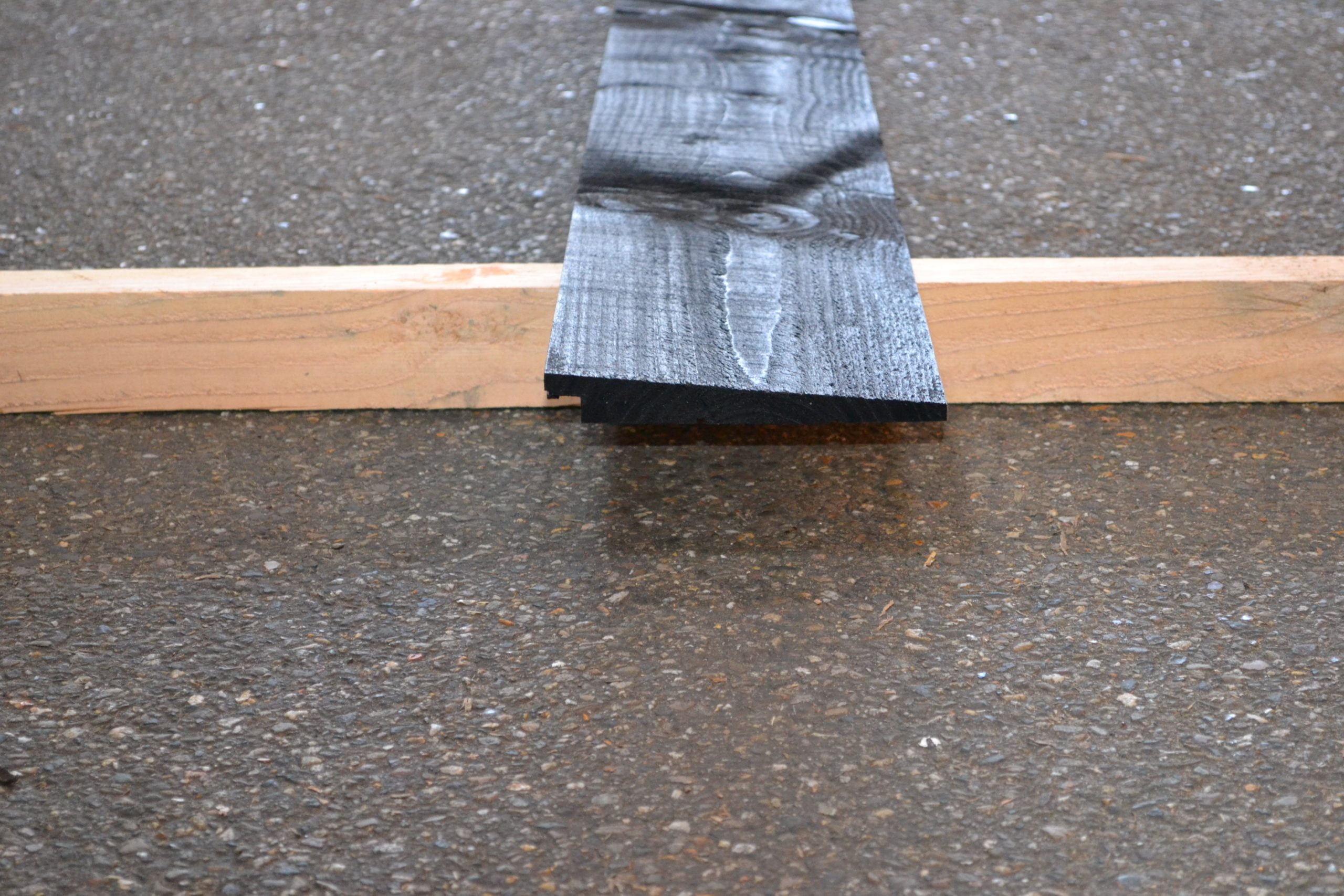 Houthandel Bos - Douglas FB 28x180mm IJsselrabat zichtzijde 2x zwart gespoten Houthandel Bos - Douglas FB 28x180mm IJsselrabat zichtzijde 2x zwart gespoten